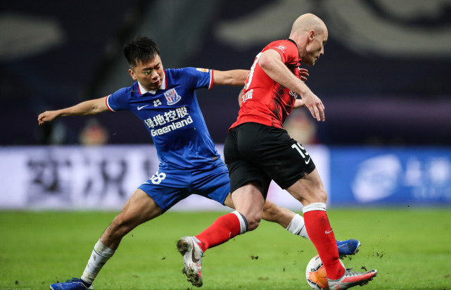 包含上港队员犯规遭黄牌，直言被裁判不公不满的词条