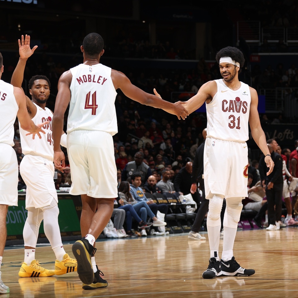 主场击败对手，保持领先位置